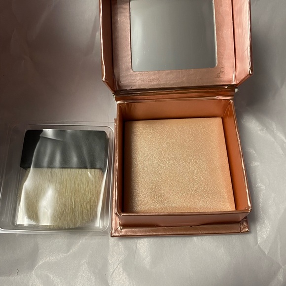Benefit Dandelion Twinkle Highlighter - Picture 2 of 2